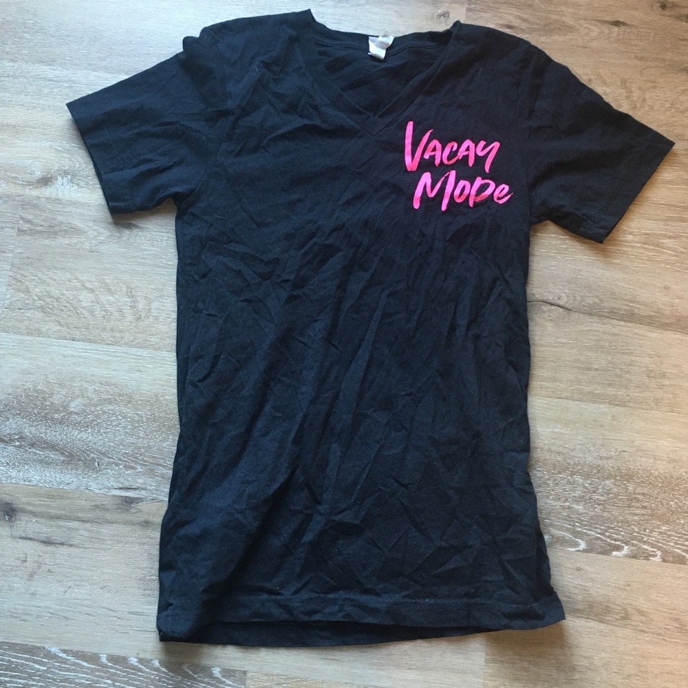 Cute v neck tee for your next vacay!